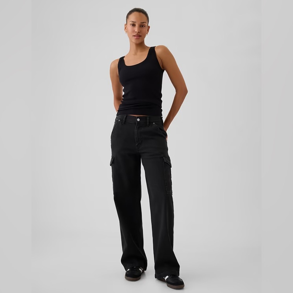 NWT! GAP Black Mid Rise '90s Loose Cargo Jeans - Size 26 Petite / 2 Petite 🩷